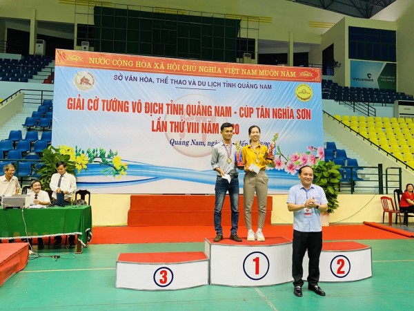 Hiệp hội Doanh nghiệp tỉnh Quảng Nam đại diện đơn vị tài trợ chính trao cúp chúc mừng tại Lễ Bế mạc giải Vô địch cờ tướng tỉnh Quảng Nam - Cúp Tân Nghĩa Sơn lần thứ VIII năm 2020