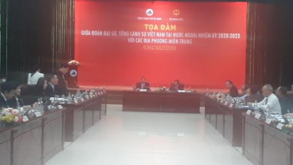 Ông Trần Quốc Bảo - Chủ tịch HHDN tỉnh Quảng Nam tham dự Tọa đàm giữa đoàn Đại sứ, Tổng Lãnh sự Việt Nam tại nước ngoài nhiệm kỳ 2020-2023 và lãnh đạo các địa phương khu vực miền Trung
