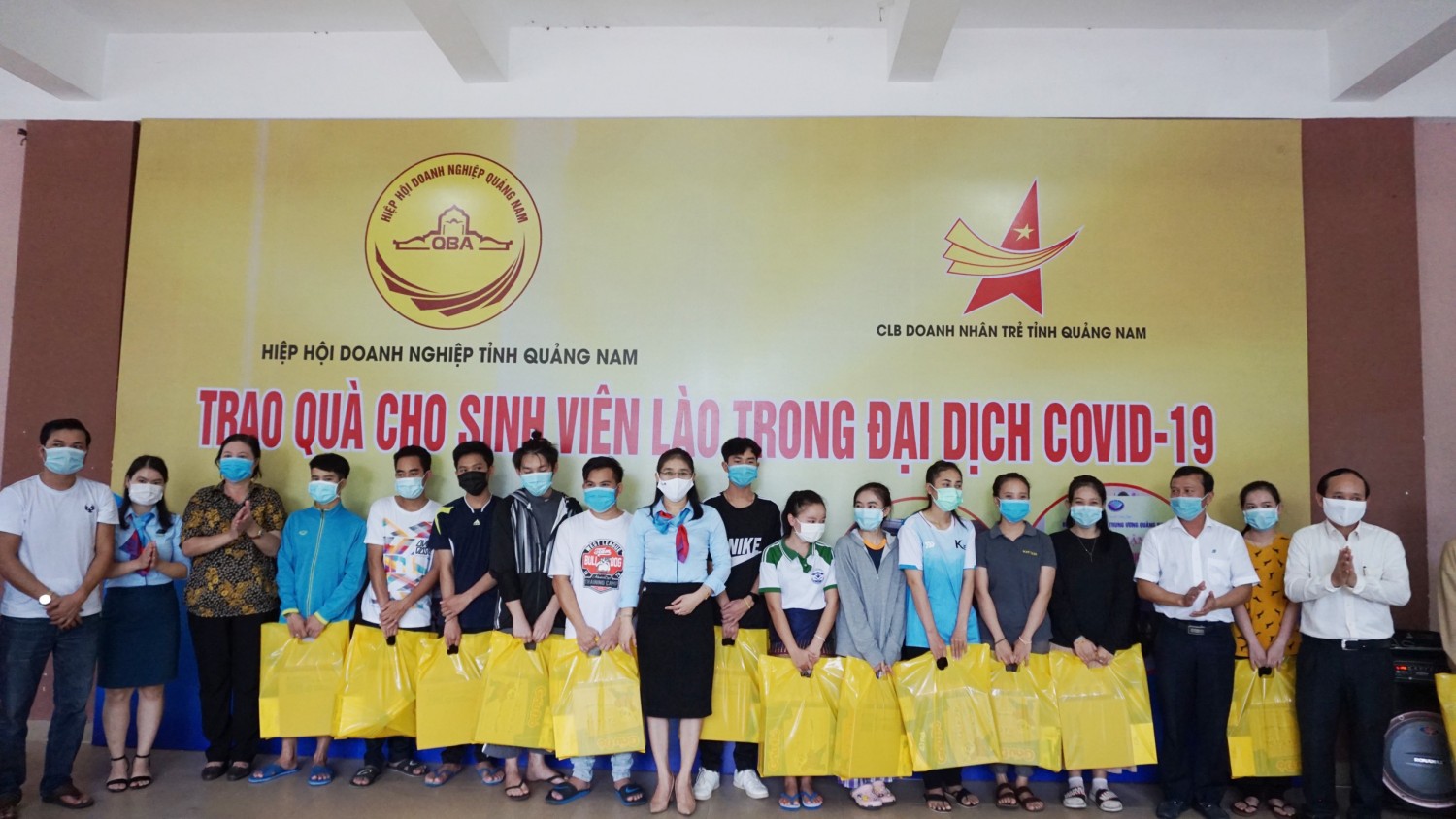Hiệp hội Doanh nghiệp tỉnh trao tặng hơn 300 suất quà cho lưu học sinh Lào đang theo học tại Quảng Nam
