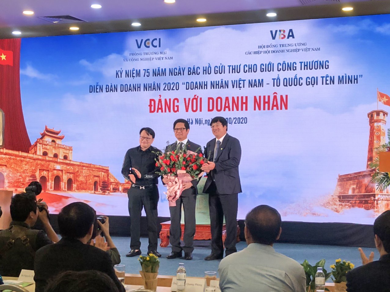Ông Trần Quốc Bảo đại diện Cộng đồng Doanh nhân Việt Nam phát biểu tại Diễn đàn Doanh nhân 2020