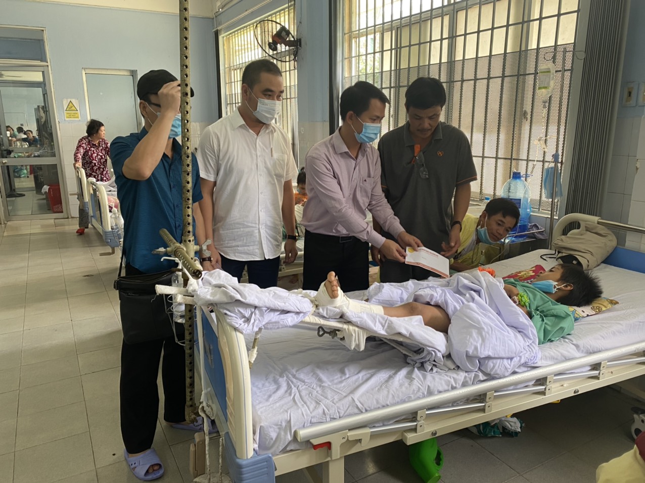 Hiệp hội Doanh nghiệp tỉnh Quảng Nam kịp thời thăm hỏi các nạn nhân vụ sạt lở đất thương tâm tại huyện Nam Trà My