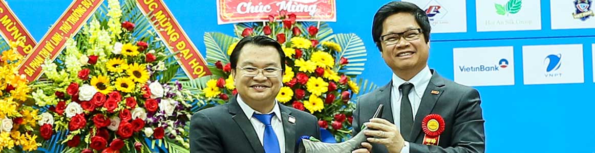 Chủ tịch HHDN Quảng Nam Trần Quốc Bảo nhận Tù Và Doanh nghiệp từ Chủ tịch VCCI Vũ Tiến Lộc